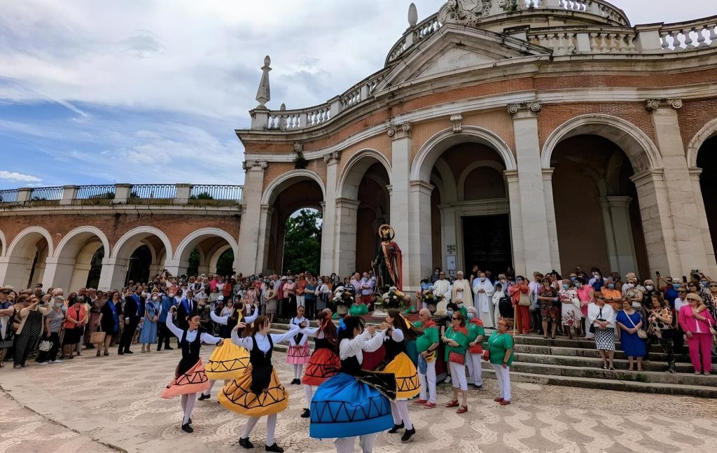 espectaculo cultural trajes tradicionales palacio real aranjuez evento turistico