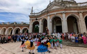 espectaculo cultural trajes tradicionales palacio real aranjuez evento turistico